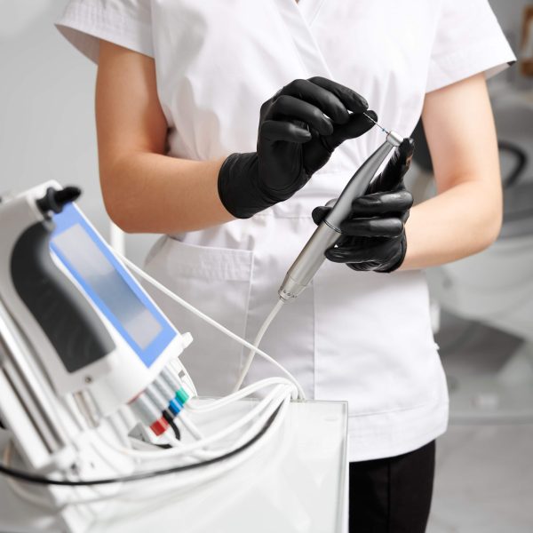 dentist-hands-holding-endodontic-endomotor-handpiece (1)